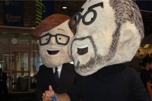 foto do evento com mascotes bill gates e steve jobs